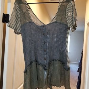 BKE Gimmicks women's peekaboo sleeve top Size small